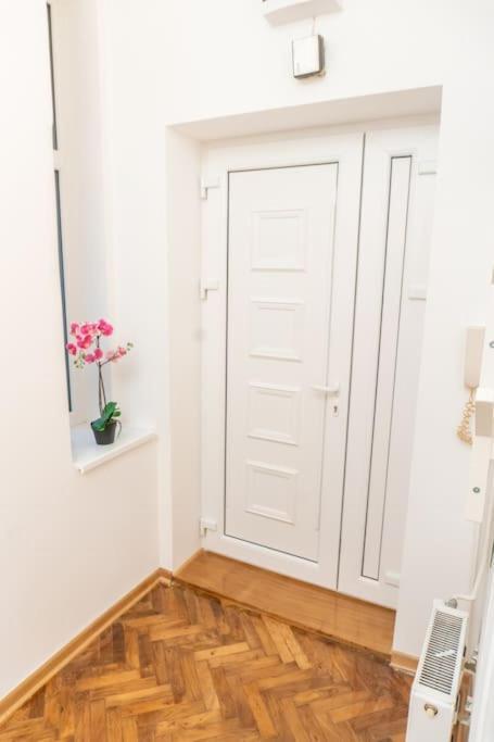 Central And Comfy 2Bdr Apartment Near Parliament Beograd Eksteriør bilde